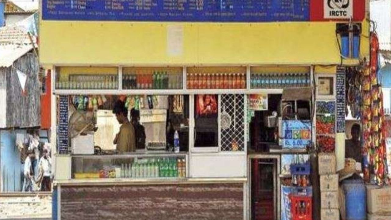 આ રીતે ખોલો સ્ટેશન પર દુકાન : હા, જો તમે સારો બિઝનેસ આઈડિયા શોધી રહ્યા છો, તો તમે રેલવે સ્ટેશન પર ચા-કોફી, ફૂડ સ્ટોલ અથવા બુક સ્ટોલ જેવી દુકાન ખોલી શકો છો. તમે આ રેલવે સ્ટેશનો પર માત્ર ચા અને નાસ્તો વેચીને સારી એવી કમાણી કરી શકો છો. જો કે આ માટે તમારે કેટલીક નક્કી કરેલી પ્રક્રિયાને અનુસરવી પડશે. અમને જણાવો કે તમે રેલવે સ્ટેશન પર તમારી દુકાન કેવી રીતે ખોલી શકો છો.
