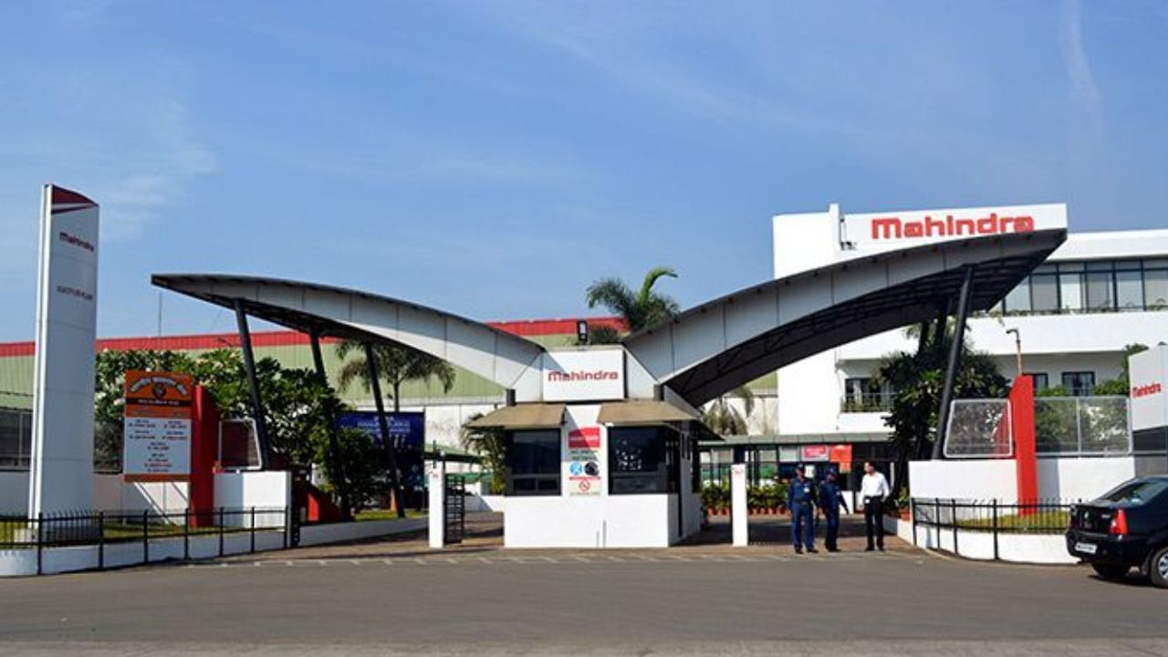 Mahindra & Mahindra Ltd એ 2-વ્હીલર્સ, 3-વ્હીલર્સ, પેસેન્જર વાહનો અને ટ્રેક્ટર બનાવતી ભારતની સૌથી મોટી ડાયવર્સિફાય ઓટોમોબાઈલ કંપની છે. 