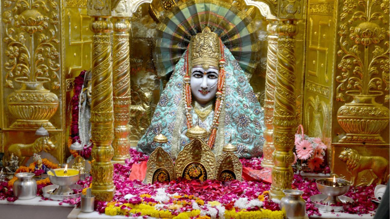 There is a tradition of tying a cord – the name Manasa Devi means wish-fulfillment. Every day many devotees come to see Mansa Devi. There is also a tradition of tying a rope on the Snohi tree present in the temple premises. A person who comes to this temple ties a thread on the branches of a tree located in the temple premises to fulfill his wish. Once their wishes are fulfilled, people again come to this temple to untie the thread from the tree.