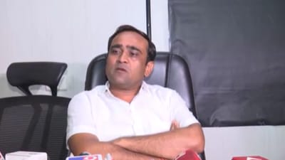 Surat Video :  નિલેશ કુંભાણીએ કોંગ્રેસ પર લગાવ્યા આરોપ, કહ્યું - પાર્ટીએ મારી સાથે ગદ્દારી કરી, ચૂંટણી પ્રચારમાં કાર્યકર્તાએ સહકાર ન આપ્યો