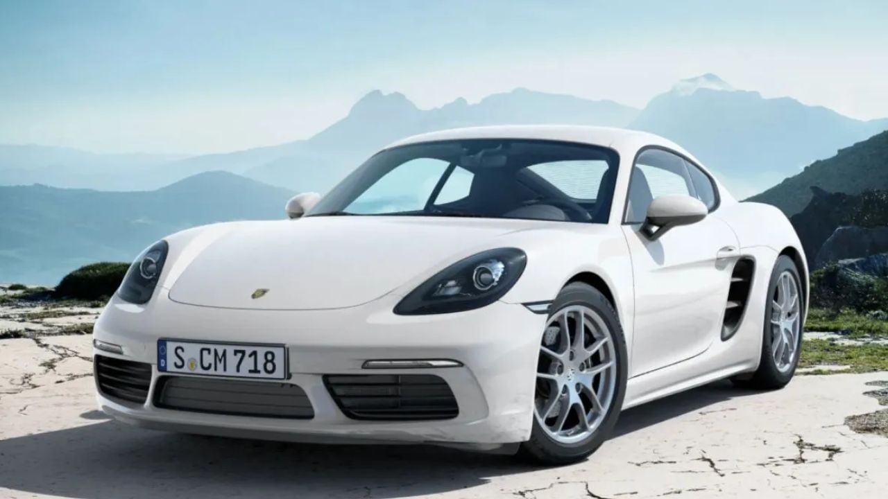 Porsche Cayman S : પોર્શે કેમૈન એસના ટોપ-સ્પેક જીટીએસ ટ્રિમના માટે રૂપિયા 1.48 કરોડ (એક્સ-શોરૂમ) ની કિંમત ઓફર કરે છે. કેમૈનને પાવર કરતું એન્જિન 3436cc છે, જે DCT ઓટોમેટિક ટ્રાન્સમિશન સાથે જોડાયેલું છે. આ V6 325 bhp અને 370 Nm પીક ટોર્ક ઉત્પન્ન કરે છે.
