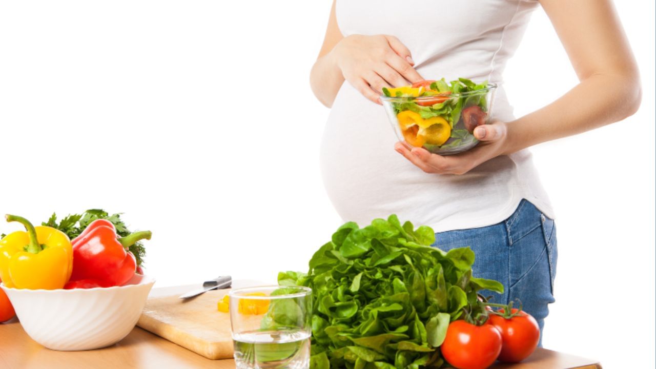 તાજેતરમાં, ICMR એ આહાર માર્ગદર્શિકા શેર કરી છે, જે ગર્ભવતી મહિલાઓ માટે યોગ્ય આહાર વિશે જણાવે છે. આ રિપોર્ટ અનુસાર ભારતમાં મોટાભાગની બીમારીઓ ખરાબ આહારના કારણે થાય છે, ચાલો જાણીએ કે ગર્ભાવસ્થા દરમિયાન મહિલાઓનો આહાર કેવો હોવો જોઈએ.