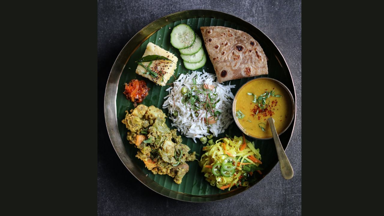 બપોરના ભોજનમાં : સગર્ભા સ્ત્રીઓએ તેમના બપોરના ભોજનમાં 100 ગ્રામ ભાત અથવા રોટલી, 30 ગ્રામ કઠોળ અથવા માંસ, શાકભાજીની કઢી, 75 ગ્રામ લીલા શાકભાજી, 200 ગ્રામ ફળો અને 100 ગ્રામ તાજા ફળો ખાવા જોઈએ. તે જ સમયે, સાંજે 4 વાગ્યે નાસ્તા તરીકે દૂધ સાથે 20 ગ્રામ બદામ અને બીજનો સમાવેશ કરો.