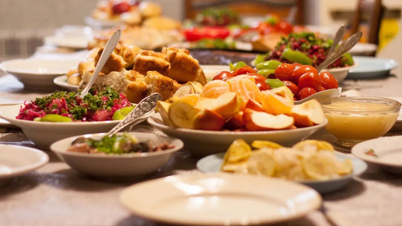 રાત્રિભોજન માટે : રાત્રે મહિલાઓએ 60 ગ્રામ ભાત અથવા રોટલી, 25 ગ્રામ ચણા, 75 ગ્રામ લીલા શાકભાજી અને 50 ગ્રામ તાજા ફળો ખાવા જોઈએ.