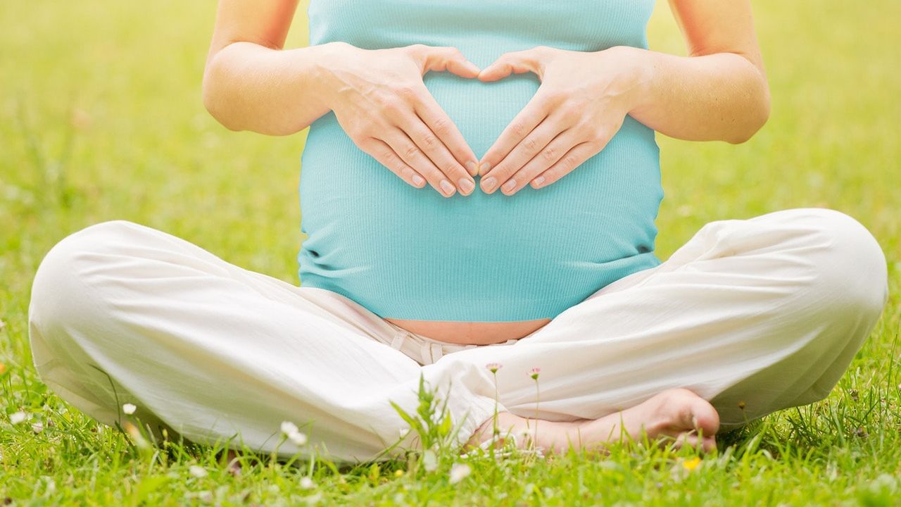 ગર્ભાવસ્થા દરમિયાન શું કરવું?: ગર્ભાવસ્થા દરમિયાન મહિલાઓએ વિટામિન સીથી ભરપૂર ફળો જેમ કે આમળા, જામફળ અને સંતરાનો તેમના આહારમાં સમાવેશ કરવો જોઈએ. ઉબકા અથવા ઉલટીના કિસ્સામાં, દિવસ દરમિયાન થોડું ભોજન લો. વિટામિન ડી જાળવવા માટે, દરરોજ ઓછામાં ઓછા 15 મિનિટ સૂર્યમાં બેસો. તમારા ફોલિક એસિડની માત્રાને પહોંચી વળવા માટે લીલા શાકભાજી ખાઓ.