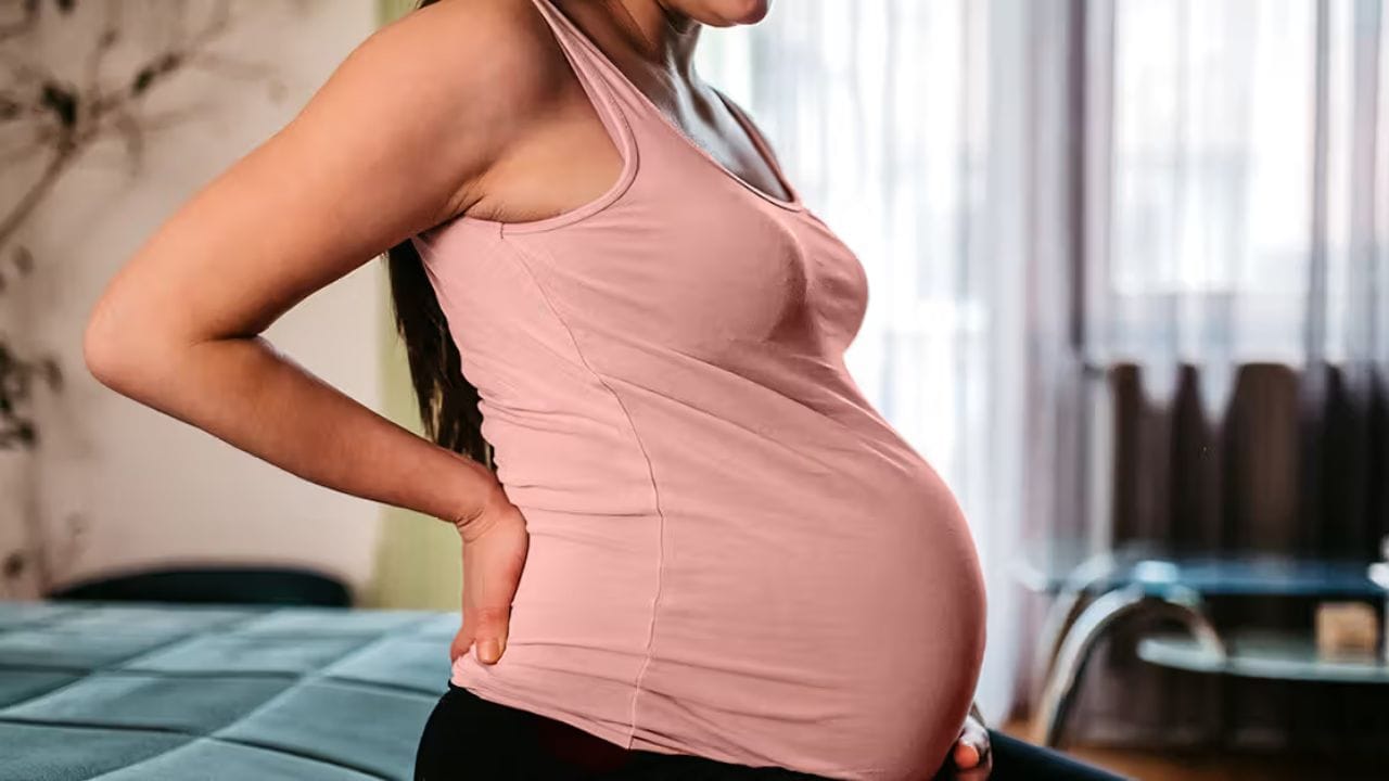 પ્રેગ્નન્સી દરમિયાન મહિલાઓએ પોતાનું ખાસ ધ્યાન રાખવું પડે છે. ગર્ભાવસ્થા દરમિયાન મહિલાઓનો આહાર શું છે, તેઓ કેટલો આરામ કરે છે - આ બધી બાબતો તેમના ગર્ભસ્થ બાળક પર પણ અસર કરે છે. નિષ્ણાતો કહે છે કે નવજાત શિશુના જન્મ પછી તેનો વિકાસ અને સ્વાસ્થ્ય પણ પોષક તત્વો પર આધારિત હોય છે. આવી સ્થિતિમાં મહિલાઓએ પોતાની સાથે-સાથે પોતાના બાળકોનું પણ ધ્યાન રાખવું જરૂરી છે.