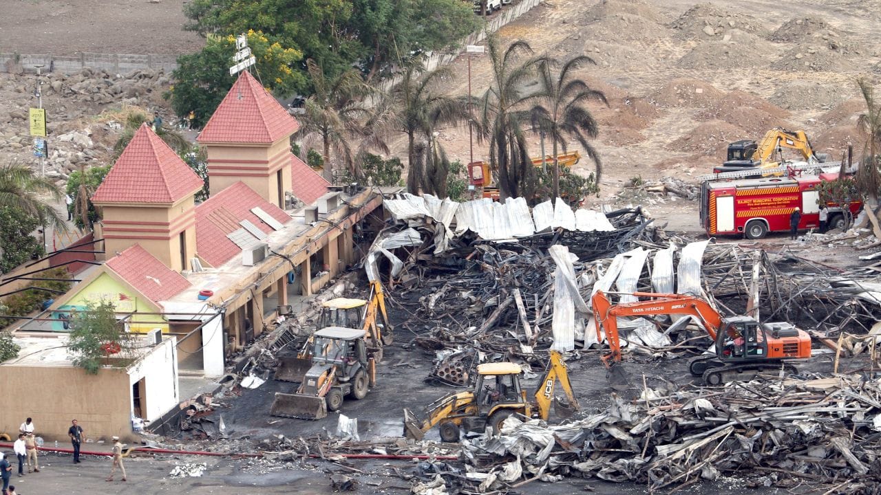 જનરેટર ચલાવવા માટે ગેમ ઝોનમાં અંદાજે 2 હજાર લિટર ડીઝલ રાખવામાં આવ્યું હોવાનું પણ તપાસમાં બહાર આવ્યું છે. તે જ સમયે, ગો કાર રેસિંગ માટે લગભગ 1500 લિટર પેટ્રોલનો સંગ્રહ કરવામાં આવ્યો હતો. 