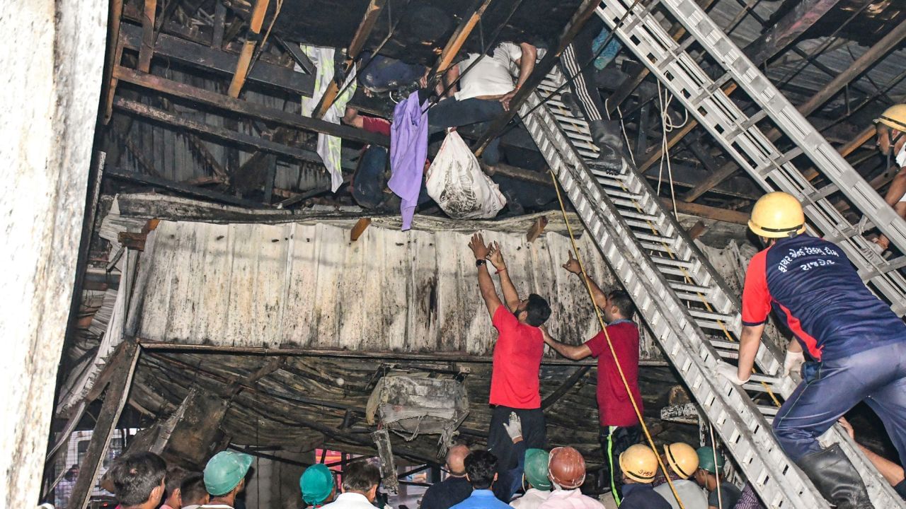 આ જ્વલનશીલ પદાર્થોમાં આગ લાગી હતી જેના કારણે અકસ્માત ભયાનક બન્યો હતો. થોડીવારમાં આખો ગેમ ઝોન આગની લપેટમાં આવી ગયો હતો. આ કેસની તપાસ માટે વરિષ્ઠ IPS અધિકારી સુભાષ ત્રિવેદીની અધ્યક્ષતામાં SITની રચના કરવામાં આવી છે.