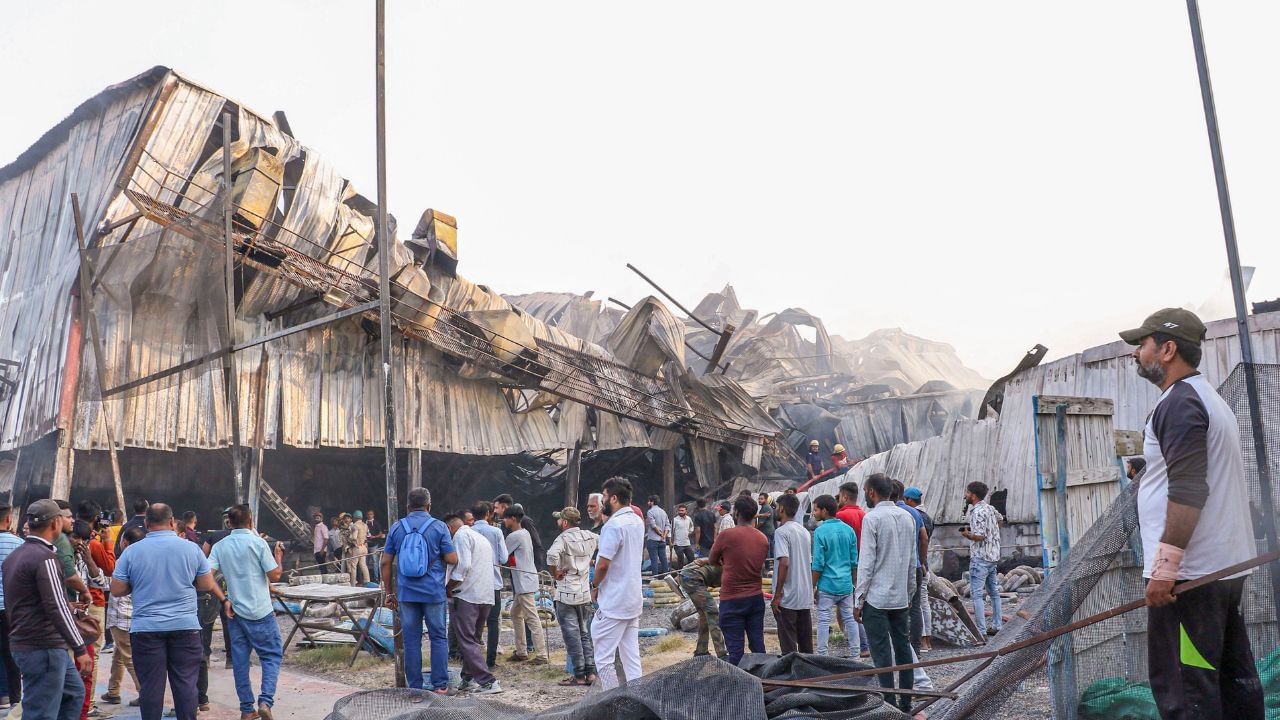 અચાનક લાગેલી આગના કારણે અરેરાટી ફેલાઈ હતી. થોડી જ વારમાં આખો ગેમ ઝોન જ્વાળાઓમાં ભડકી ગયો. ગેમ ઝોનની ભૌગોલિક સ્થિતિ પણ આટલા મોટા અકસ્માતનું મોટું કારણ હોઈ શકે છે.