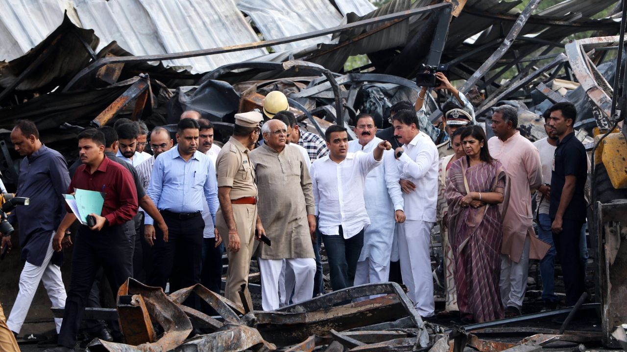 ગુજરાતના મુખ્યમંત્રી ભૂપેન્દ્ર પટેલ ગૃહમંત્રી હર્ષ સંઘવી સાથે ઘટનાસ્થળે પહોંચી ગયા છે. તે ઘટના સાથે જોડાયેલી માહિતી લઈ રહ્યો છે. આપને જણાવી દઈએ કે રાજકોટ ગેમઝોનમાં લાગેલી આગમાં 9 બાળકો સહિત 28 લોકોના મોત થયા છે.