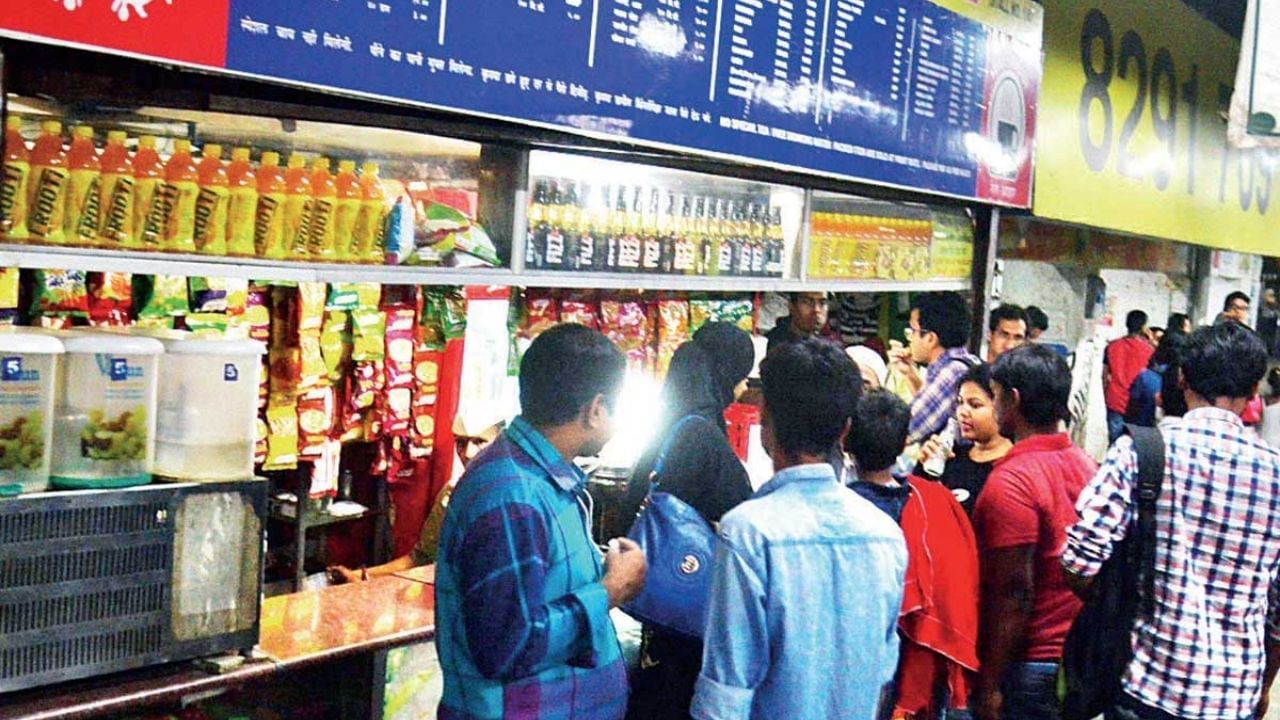 ટેન્ડર ક્યાંથી મળશે? : રેલવે સ્ટેશન પર દુકાન ખોલવા માટે તમે IRCTC ના કોર્પોરેટ પોર્ટલ પર એક્ટિવ ટેન્ડર ચકાસી શકો છો. આ ઉપરાંત અલગ-અલગ ઝોનના રેલવે પણ તેમના પોર્ટલ પર ટેન્ડરોની માહિતી આપતા રહે છે. તમે જે પ્રકારની દુકાન ખોલવા માંગો છો તેની યોગ્યતાને ધ્યાનમાં રાખીને આ ટેન્ડર ભરી શકાય છે. આ માટે તમારે 40 હજારથી 3 લાખ રૂપિયા જમા કરાવવા પડશે. આ ફી દુકાનના સ્થાન અને કદના આધારે બદલાઈ શકે છે. 
