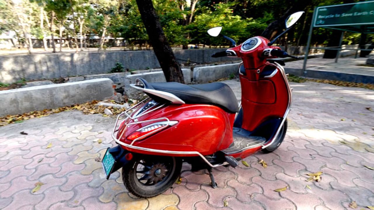 Pay attention to cleanliness : Clean your scooter regularly to prevent the build-up of dirt, debris and rust-causing substances. Use a mild detergent, sponge and water to clean exterior surfaces. Pay special attention to places like under the seat and around the engine.
