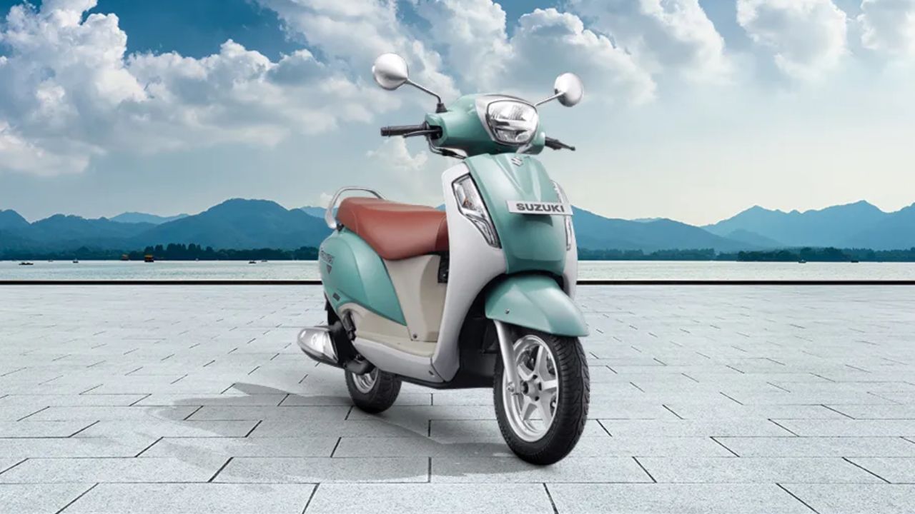 Suzuki Access સ્કૂટર 4 વેરિયન્ટમાં ઉપલબ્ધ હોવા છતાં, આ સ્કૂટરનું સ્ટાન્ડર્ડ એડિશન ડ્રમ બ્રેક વેરિયન્ટ 80 હજાર રૂપિયાથી પણ ઓછી કિંમતમાં ઉપલબ્ધ હશે. આ મોડલની કિંમત 77,458 રૂપિયા (એક્સ-શોરૂમ) છે. માઈલેજની વાત કરીએ તો આ સ્કૂટર એક લીટર પેટ્રોલમાં 45-50 કિલોમીટરનું અંતર કાપી શકે છે.