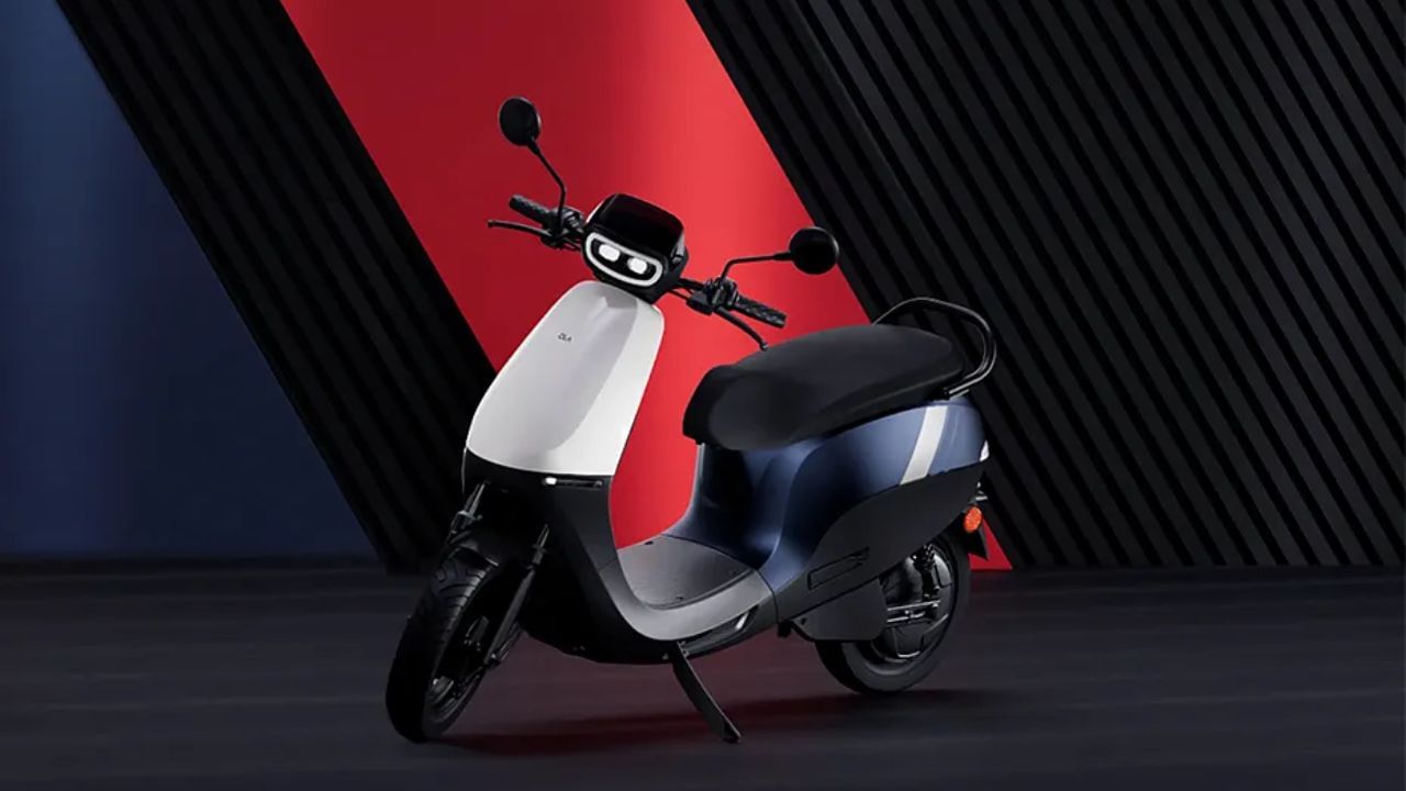 જો તમારે ઈલેક્ટ્રિક સ્કૂટર લેવું છે, તો તમને Ola ઈલેક્ટ્રિકનું Ola S1X સ્કૂટર 80 હજાર રૂપિયાથી ઓછી કિંમતમાં મળશે. આ સ્કૂટરની કિંમત 69,999 રૂપિયા (એક્સ-શોરૂમ)થી શરૂ થાય છે. 2 kWh બેટરીવાળું વેરિઅન્ટ 95 કિમી અને 3 kWh વેરિઅન્ટ ફુલ ચાર્જ પર 143 કિમી સુધીની એવરેજ આપે છે.