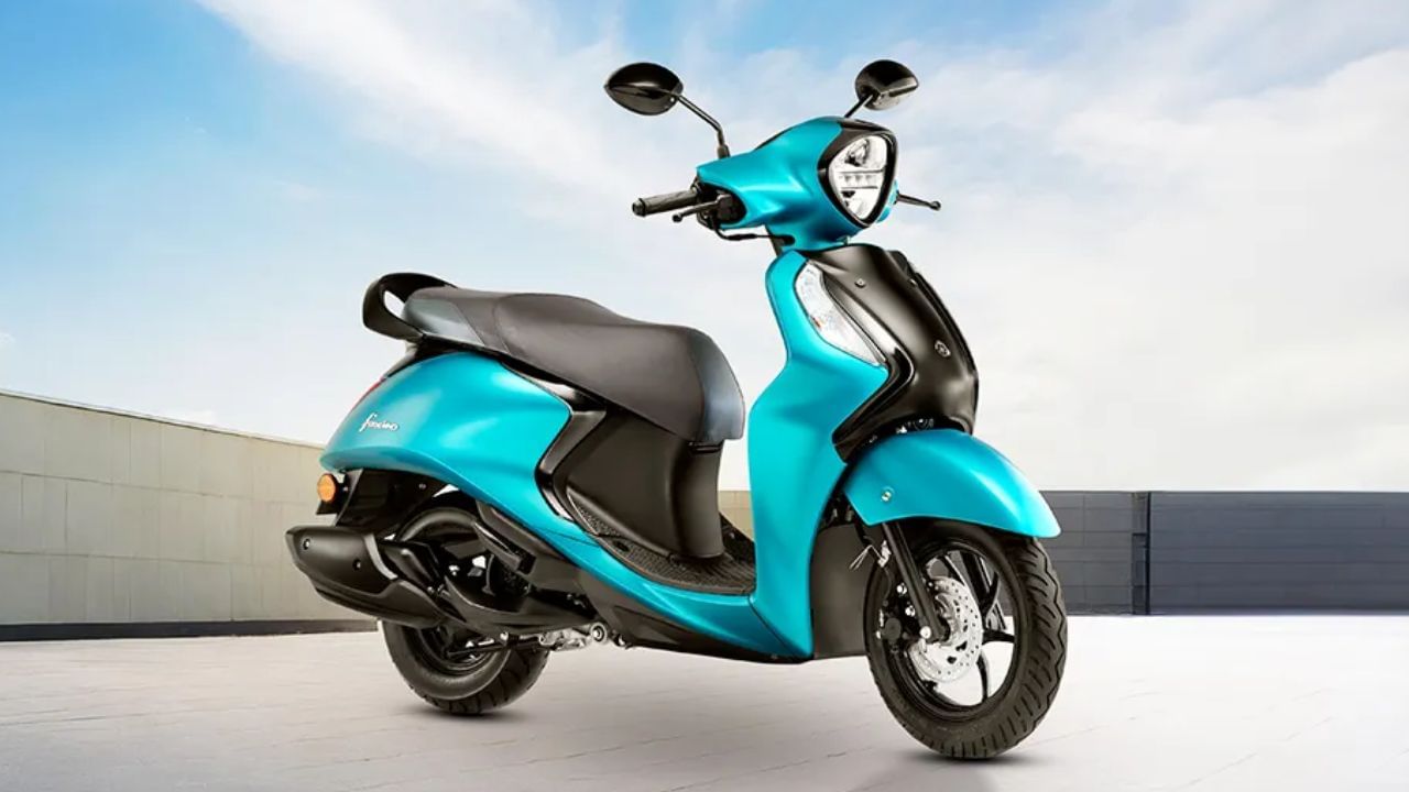 Yamaha Fascino 125 Fi સ્કૂટરનું ડ્રમ વેરિઅન્ટ 80 હજાર રૂપિયાથી ઓછી કિંમતમાં મળશે. આ મોડલની કિંમત 79,900 રૂપિયા (એક્સ-શોરૂમ) છે. રિપોર્ટ્સ અનુસાર, આ સ્કૂટર એક લીટરમાં 50 કિલોમીટર સુધીનું અંતર કાપી શકે છે.