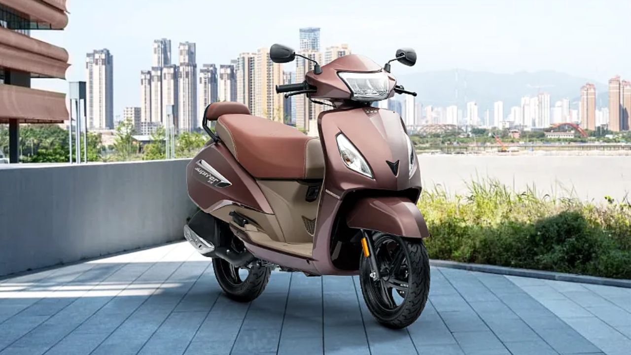 TVS મોટરના TVS Jupiter સ્કૂટરની કિંમત 75,846 રૂપિયા (એક્સ-શોરૂમ) થી શરૂ થાય છે. તમને આ સ્કૂટરના SMW અને બેઝ વેરિઅન્ટ 80 હજાર રૂપિયાથી ઓછામાં મળશે. આ સ્કૂટર એક લીટર પેટ્રોલમાં 50 કિલોમીટર સુધી દોડી શકે છે.