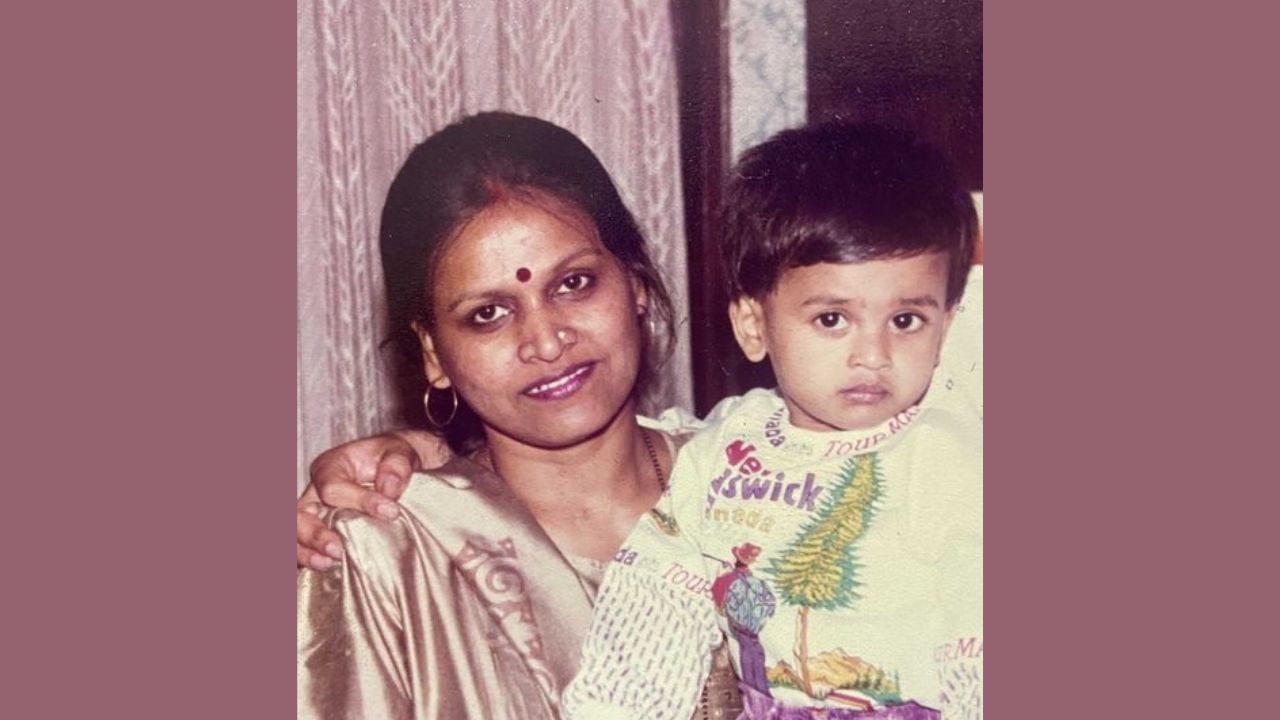 શ્રેયસના પિતા સંતોષ અય્યર એક બિઝનેસમેન છે અને તેની માતા રોહિણી અય્યર ગૃહિણી છે. શ્રેયસને એક બહેન શ્રેષ્ઠા અય્યર છે. તેમનો પરિવાર મૂળ કેરળના થ્રિસુરનો રહેવાસી છે. શ્રેયસ અય્યરના પિતાએ તેને ક્રિકેટર બનાવવામાં સૌથી મહત્વપૂર્ણ યોગદાન આપ્યું છે. 