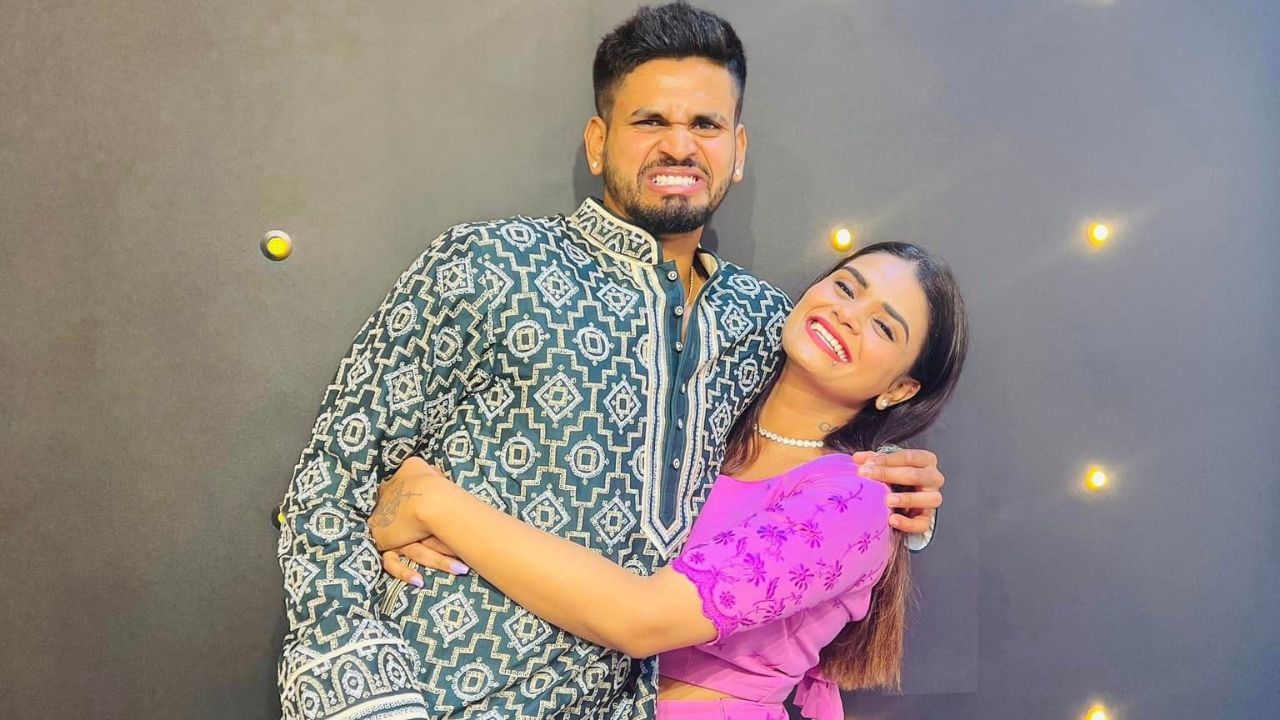 અય્યરે તેની ડેબ્યૂ ટેસ્ટ મેચમાં સદી અને નવેમ્બર 2021માં ન્યુઝીલેન્ડ સામેની બીજી ઇનિંગમાં અડધી સદી ફટકારી હતી.અય્યર સ્થાનિક ક્રિકેટમાં મુંબઈ માટે રમે છે અને ઈન્ડિયન પ્રીમિયર લીગમાં કોલકાતા નાઈટ રાઈડર્સનો કેપ્ટન છે. તે 2014 ICC અંડર-19 ક્રિકેટ વર્લ્ડ કપમાં ભારતની અંડર-19 ક્રિકેટ ટીમ માટે રમ્યો હતો.