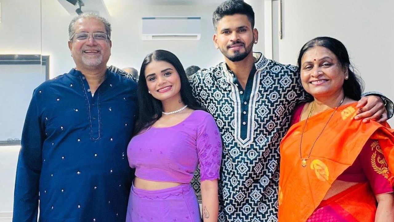 શ્રેયસ અય્યર મુંબઈમાં માતા-પિતા સાથે રહે છે. શ્રેયસ અય્યર પરિવાર સાથેના ફોટો સોશિયલ મીડિયા પર પોસ્ટ કરતો રહે છે. ક્રિકેટર પાસે શૂઝનું ખુબ મોટું કલેક્શન છે.શ્રેયસ અય્યરે પોતાના આલીશાન ઘરમાં સ્નીકર્સ માટે અલગ કબોટ રાખ્યું છે.