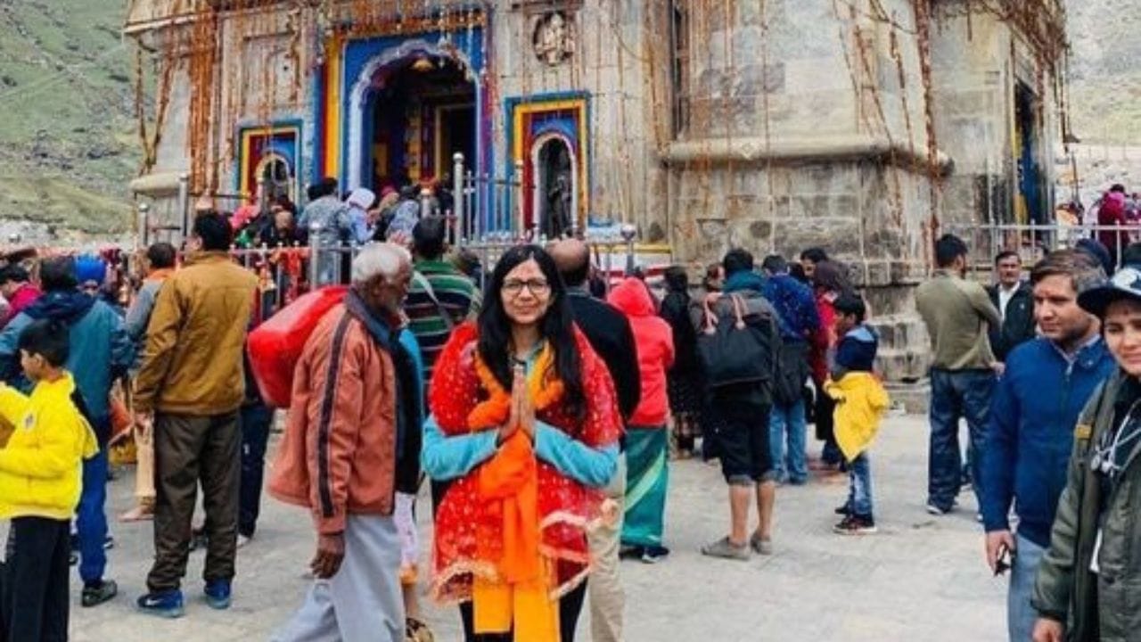 માલીવાલનો જન્મ ઉત્તર પ્રદેશના ગાઝિયાબાદમાં 15 ઓક્ટોબર 1984ના રોજ થયો હતો. તેના પિતા ભારતીય સશસ્ત્ર દળોના અધિકારી હતા અને માતાનું નામ સંગીતા માલીવાલ હતું. તેમને એક બહેન પણ છે.