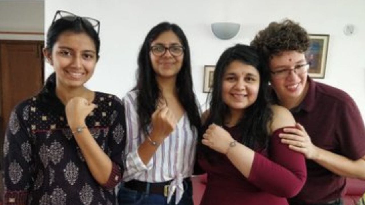  સ્વાતિ માલિવાલ દિલ્હી મહિલા આયોગની અધ્યક્ષ છે. DCWમાં સામેલ થતાં પહેલા સ્વાતિ માલિવાલે દિલ્હીના મુખ્યમંત્રીના સલાહકાર રુપે કામ કર્યું છે. સ્વાતિ માલિવાલ સામાજિક કાર્યકર્તા અન્ના હજારે અને અરવિંદ કેજરીવાલના નેતૃત્વવાળા આંદોલનની પ્રમુખ સભ્ય પણ રહી ચુકી છે.