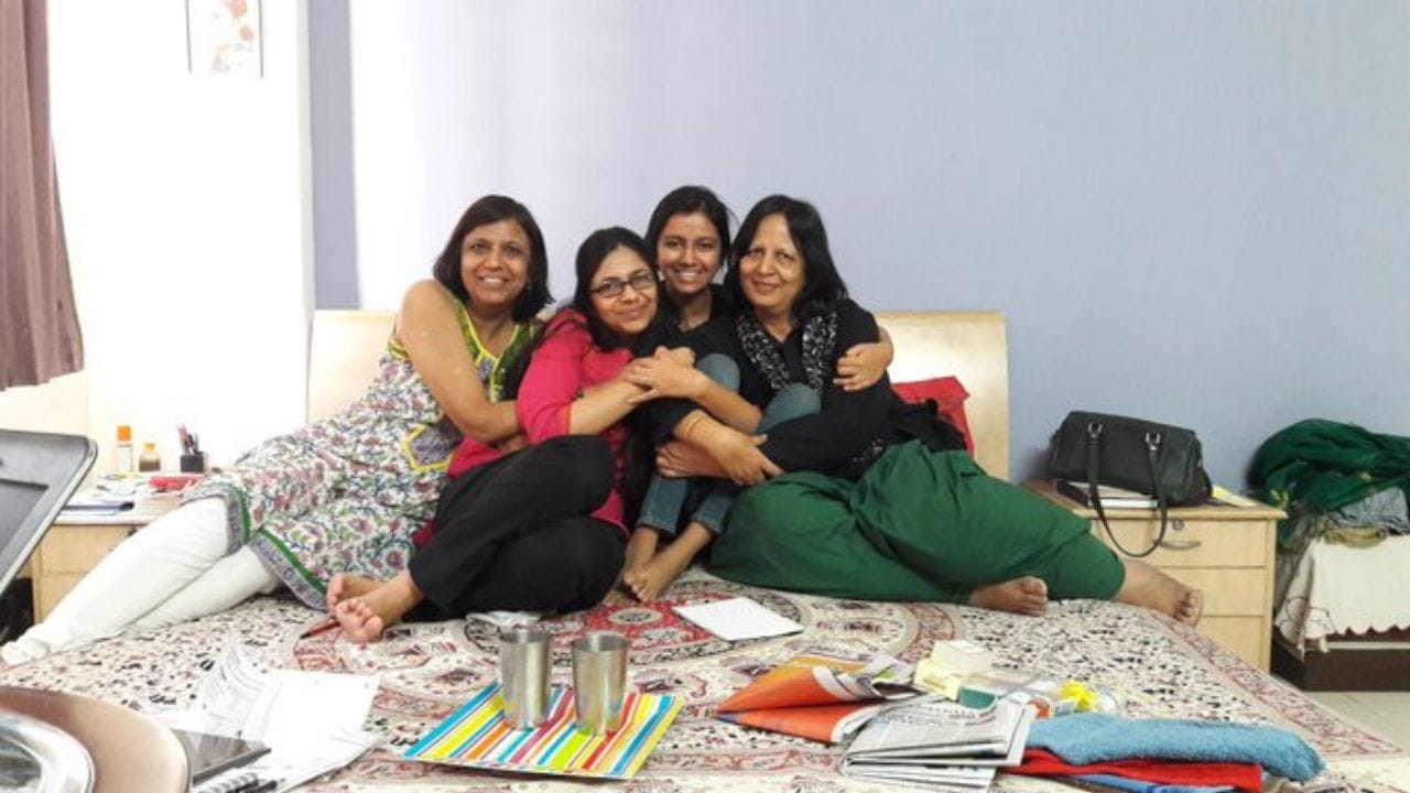  તમને જણાવી દઈએ કે, જુલાઈ 2015માં માલીવાલ દિલ્હીની મહિલા આયોગના અધ્યક્ષના રુપમાં પહેલો કાર્યકાળ શરુ કર્યો હતો. તે સમયે તે આમ આદમી પાર્ટીની નેતા હતી. આ પદ પર તેનો કાર્યકાળ જુલાઈ 2018માં અને 3 વર્ષ માટે વધારી દેવામાં આવ્યો હતો. તે મહિલા  આયુક્તની ભુમિકા નિભાવનાર સૌથી યુવા વ્યક્તિ હતી.