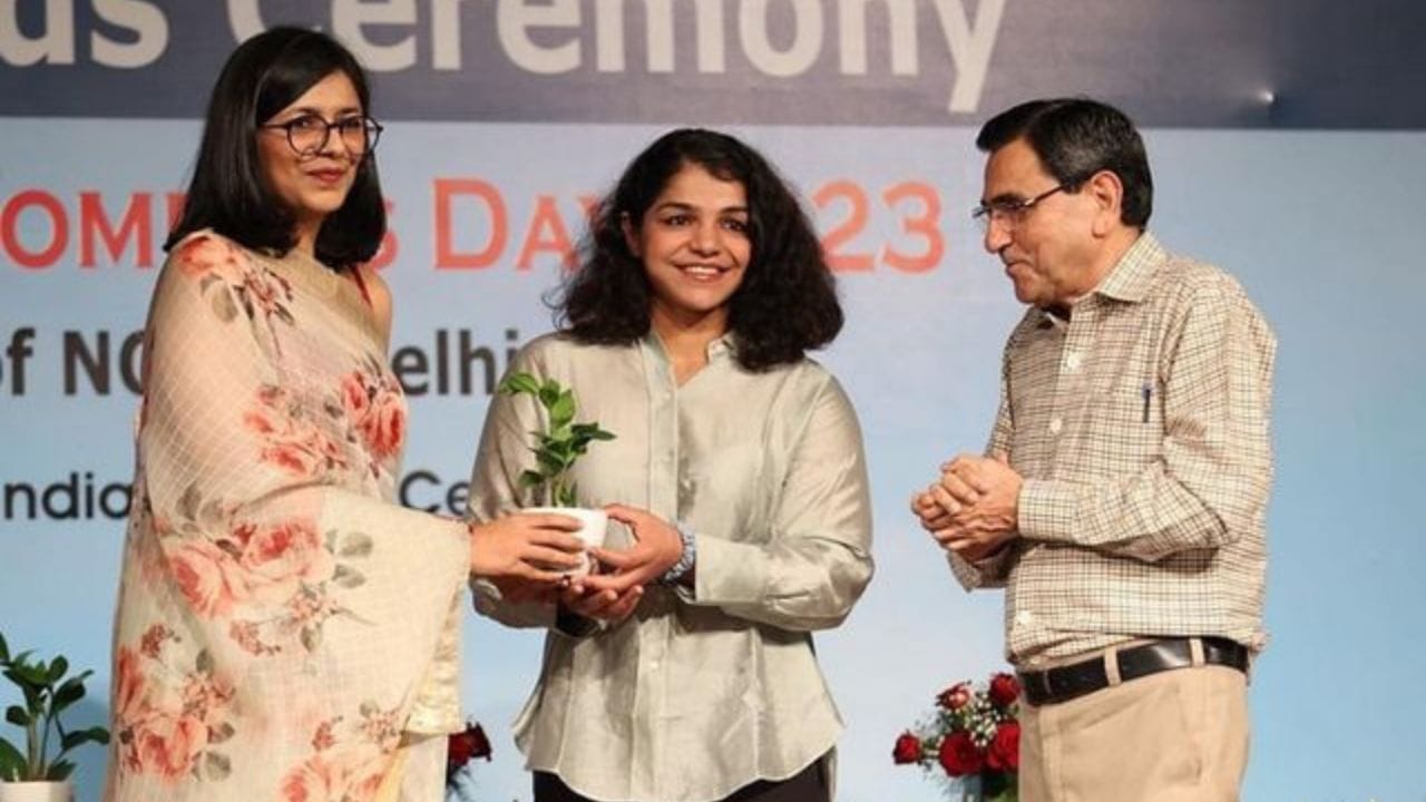 સ્વાતી માલિવાલ ફરી એક વખત ચર્ચામાં આવી છે. આમ આદમી પાર્ટીની સાંસદ સ્વાતિ માલિવાલે સીએમ આવાસ પર મારપીટનો મામલો જોડાયેલો છે. આ મામલે હવે પોલીસ કેજરીવાલના ઘરે લાગેલા તમામ સીસીટીવી ફુટેજની તપાસ કરશે. 