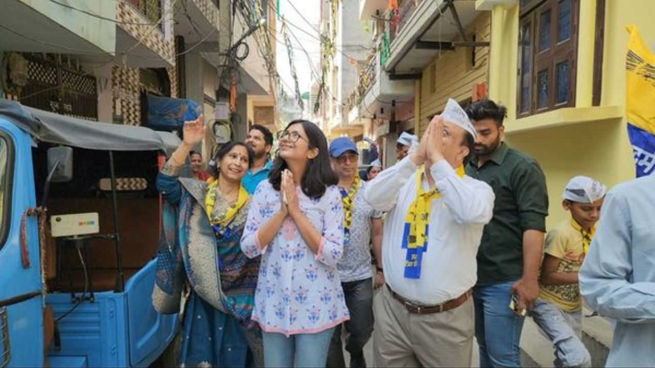  આમ આદમી પાર્ટીની રાજ્ય સભા સાસંદ સ્વાતિ માલિવાલને લઈ દિલ્હીની રાજનીતિમાં હલચલ મચી ગઈ છે. તો ચાલો જાણીએ તેમની રાજકીય સફર અને જીવન સાથે જોડાયેલી કેટલીક મહત્વની વાતો તેમજ પરિવાર વિશે.