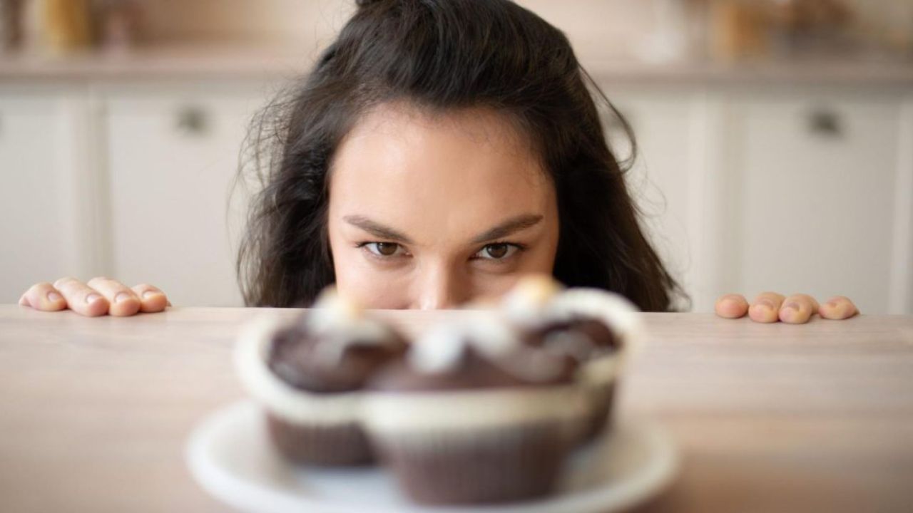 કારણ -2- જ્યારે વ્યક્તિ બ્રેડ, પાસ્તા અથવા ભાત જેવા કાર્બોહાઇડ્રેટ ખોરાક ખાય છે, ત્યારે શરીર તેને ગ્લુકોઝમાં તોડી નાખે છે અને આપણું શરીર ઇન્સ્યુલિન ઉત્પન્ન કરે છે. આવી સ્થિતિમાં, જ્યારે આપણે કાર્બોહાઇડ્રેટની વધુ માત્રામાં ખાઈએ છીએ, ત્યારે આપણું શરીર જરૂરિયાત કરતાં વધુ ઇન્સ્યુલિન ઉત્પન્ન કરી શકે છે, જેના કારણે બ્લડ સુગર ઝડપથી ઘટી શકે છે. આવી સ્થિતિમાં, લો બ્લડ શુગરને કારણે, મીઠાઈ ખાવાની લાલસા વધે છે જે બ્લડ સુગરને સામાન્ય સ્થિતિમાં લાવે છે.