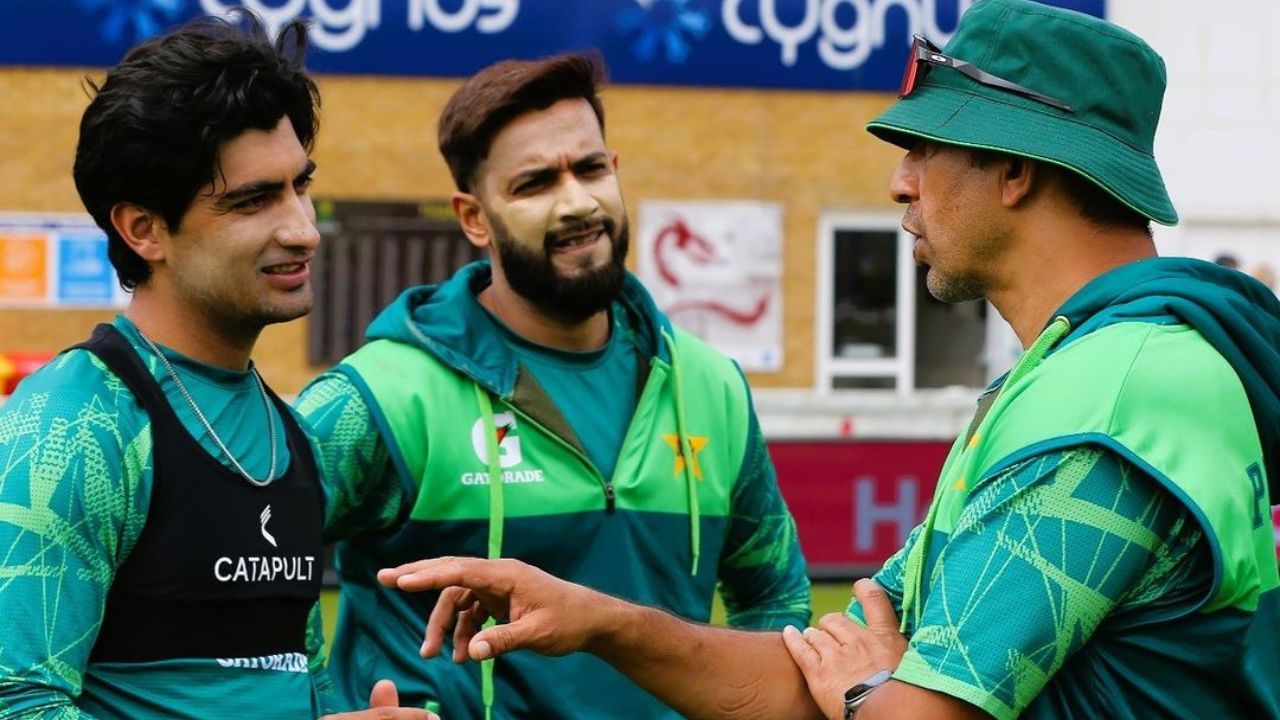 તમને જણાવી દઈએ કે, ટી20 વર્લ્ડકપમાં ભારત અને પાકિસ્તાન અત્યારસુધી 7 વખત આમને-સામને આવી છે. 5 વખત ભારતીય ટીમ જીત મેળવી છે. એક વખત પાકિસ્તાન અને એક વખત મેચ ટાઈ રહી હતી. ભારતીય ક્રિકેટ ટીમની પહેલી મેચ 5 જૂનના રોજ આયરલેન્ડ સામે છે.