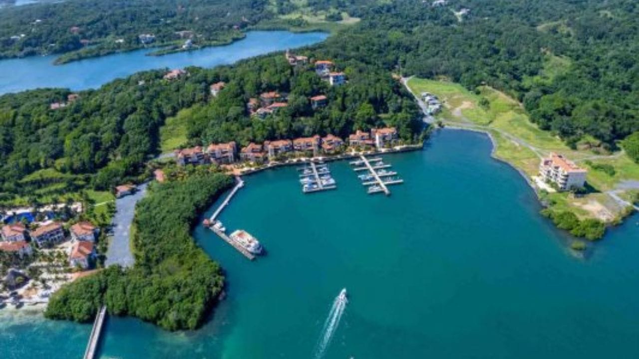 શું તમે જાણો છો કે આ દ્વીપસમૂહનું નામ કેમ કેરેબિયન રાખવામાં આવ્યું? રિયલમાં 'કેરિબ' નામની એક આદિજાતિ રહે છે, જેના નામ પરથી આ દ્વીપસમૂહનું નામ કેરેબિયન રાખવામાં આવ્યું છે.એટલા માટે  વેસ્ટ ઈન્ડિઝ નામનો કોઈ દેશ નથી, પરંતુ તે કેટલાક કેરેબિયન દેશોના સમૂહથી બનેલો છે.