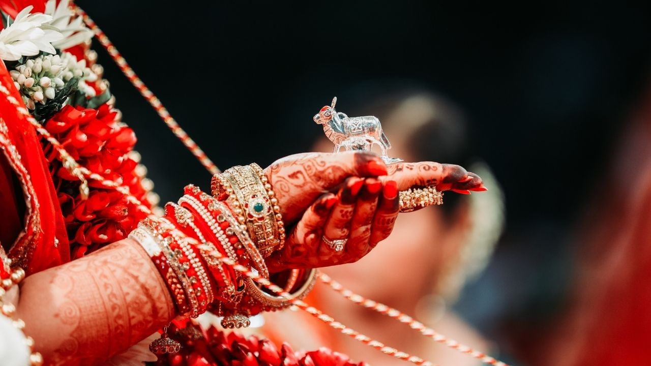 શિક્ષણ અને કારકિર્દી: તમારા શૈક્ષણિક અને કારકિર્દી લક્ષ્યો વિશે વિચારો અને લગ્ન તમારા આ યોજનાઓમાં કેવી રીતે બેસે છે તે અંગે વિચાર કરો.