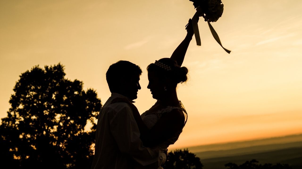 સંબંધની સ્થિરતા: તમારો સંબંધ મજબૂત છે અને બંને પાત્રો ભવિષ્ય માટેની સમાન મૂલ્યો, લક્ષ્યો અને અપેક્ષાઓ શેર કરે છે તેની ખાતરી કરો.