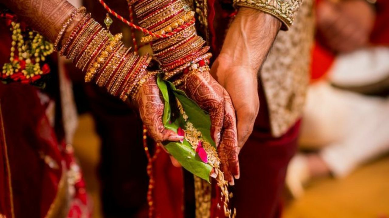 સંસ્કૃતિ અને ધાર્મિક માન્યતાઓ: તમારા સમાજમાં લગ્ન માટે યોગ્ય ઉંમર સાથે કેટલીક સંસ્કૃતિ અને ધાર્મિક માન્યતાઓનો પણ અસર કરી શકે છે.