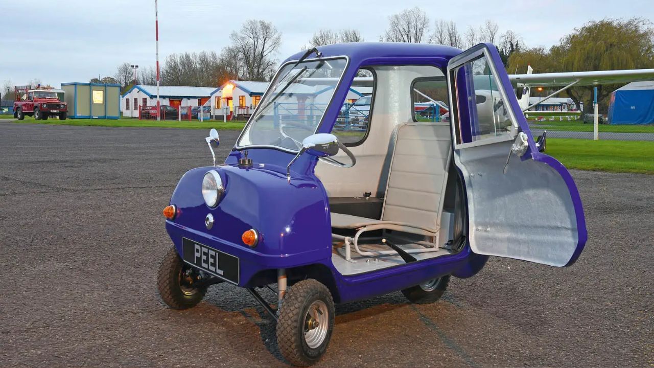 જો આપણે દુનિયાની સૌથી નાની કાર વિશે વાત કરીએ તો તે PEEL P50 છે. સામાન્ય કારમાં ચાર ટાયર હોય છે. પરંતુ આ કારમાં ચાર ટાયર નથી. માત્ર ત્રણ જ ટાયરવાળી કાર છે. તેની લંબાઈ 134 સેન્ટિમીટર છે. તેમાં એક જ વ્યક્તિ બેસી શકે છે. 