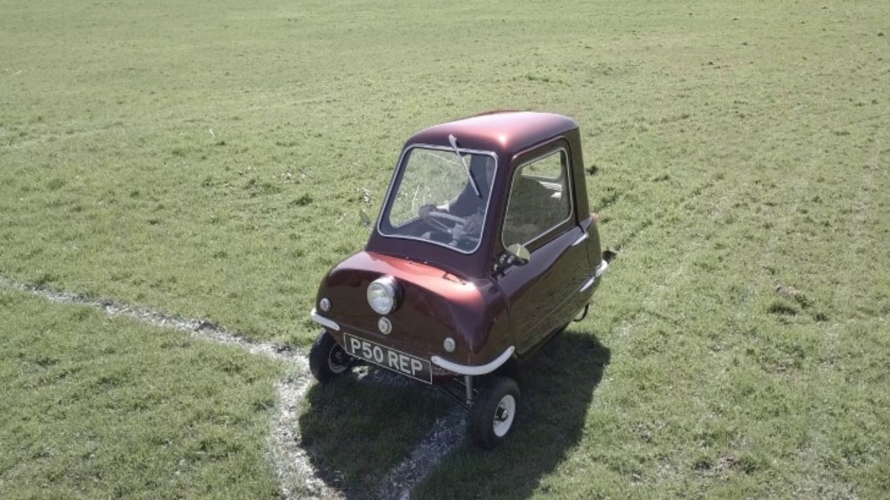 PEEL P50 કારની પહોળાઈ 98 સેન્ટિમીટર છે. તેથી તેની ઊંચાઈ 100 સે.મી. જો આપણે કારના વજન વિશે વાત કરીએ, તો તે બાઇકના વજન કરતા ઓછું છે. આ કારનું વજન માત્ર 59 કિલો છે. 