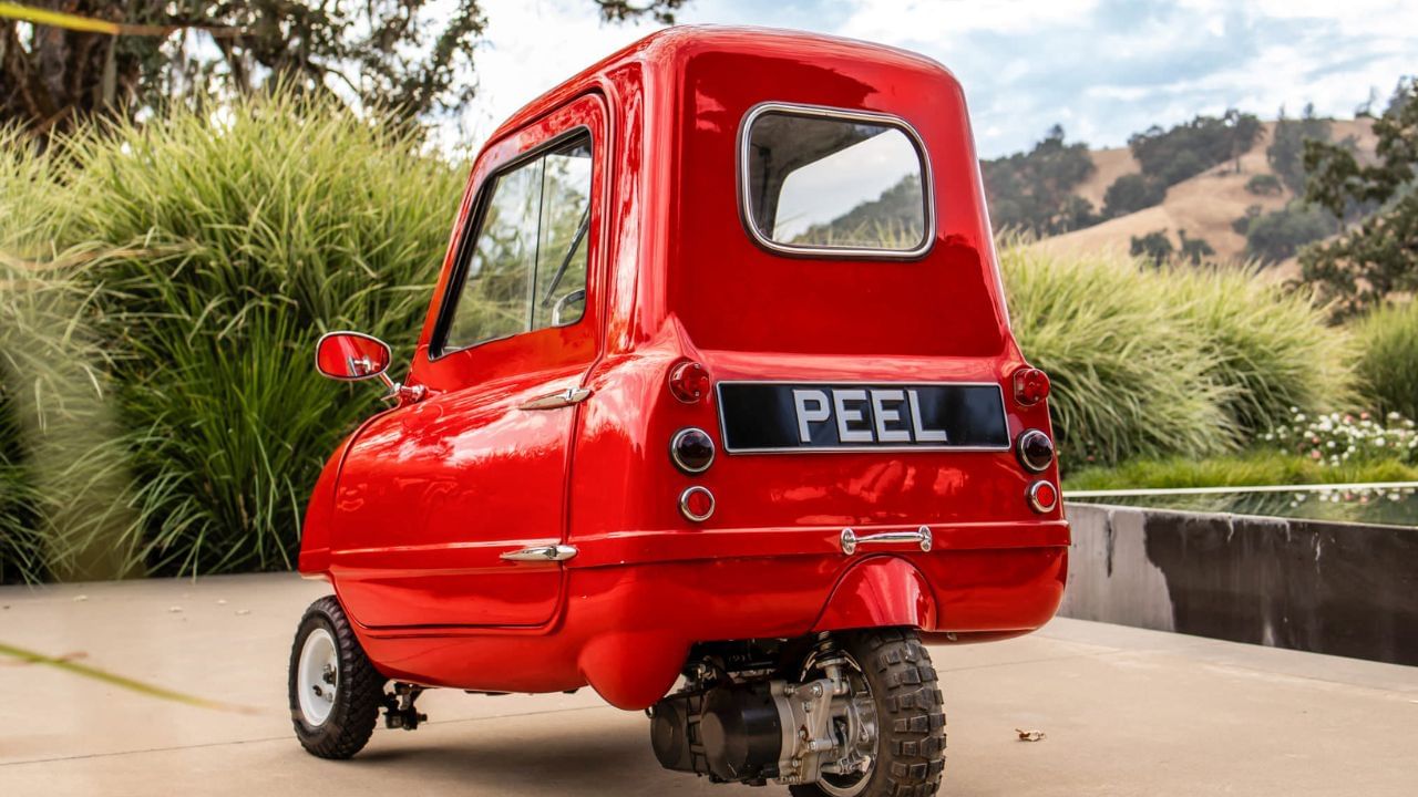 જો આપણે PEEL P50 કારની કિંમત વિશે વાત કરીએ તો તમે જાણીને ચોંકી જશો. આ કાર ભલે નાની છે, પરંતુ તેની કિંમત 84 લાખ રૂપિયાની આસપાસ છે. વર્ષ 2010માં તેને વિશ્વની સૌથી નાની કાર તરીકે ગીનીસ બુક ઓફ વર્લ્ડ રેકોર્ડમાં સામેલ કરવામાં આવી હતી.