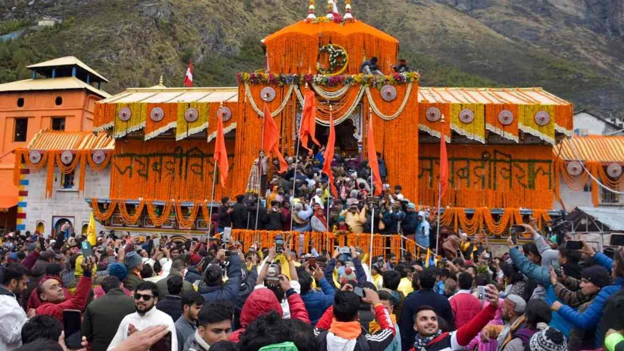 बद्रीनाथ में अव्यवस्था को लेकर तीर्थयात्रियों-स्थानीय लोगों ने किया हंगामा, वीआईपी दर्शन रोकने के लिए दुकानें बंद – गुजराती न्यूज |  बद्रीनाथ में अव्यवस्था को लेकर तीर्थयात्रियों-स्थानीय लोगों ने किया हंगामा – बद्रीनाथ में अव्यवस्था को लेकर तीर्थयात्रियों-स्थानीय लोगों ने किया हंगामा