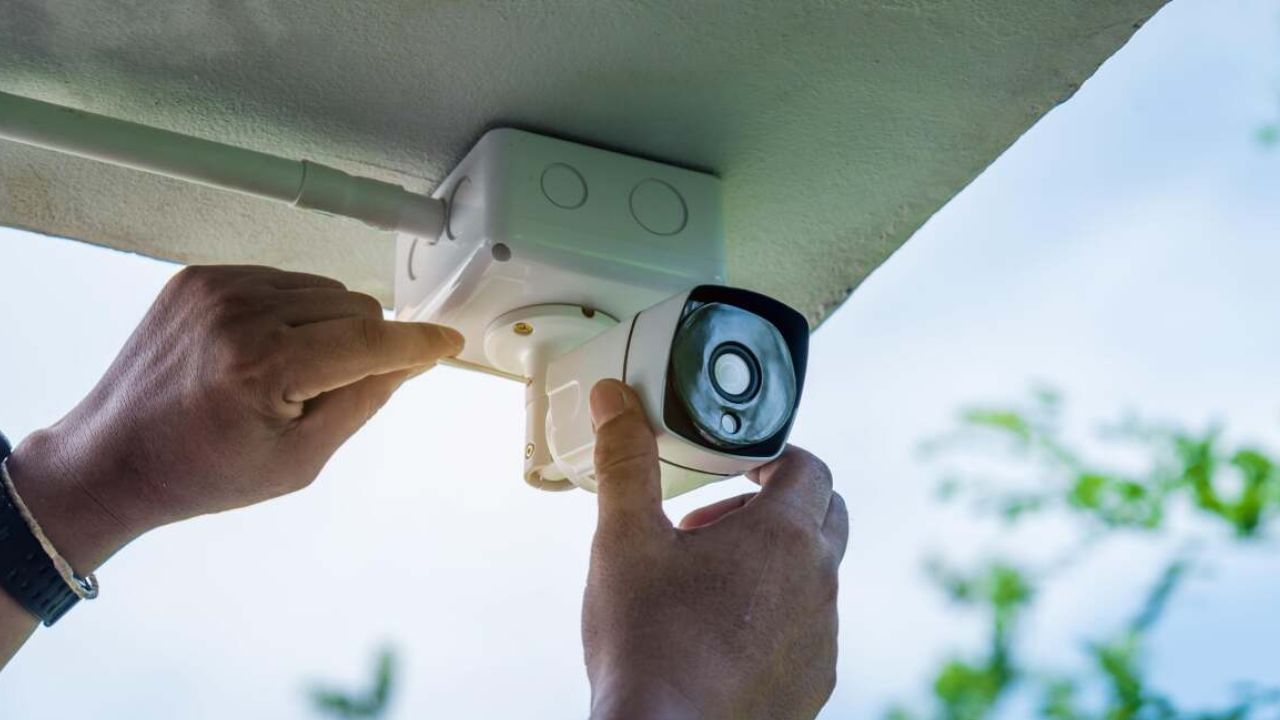 CCTV Camera for Home : ઘર પર બાળકો અથવા માતા-પિતા તમારા વિના રહે છે, તો તેઓ સલામતી અને સુરક્ષા વિશે ચિંતા થાય છે. એટલા માટે ઘણા લોકો ઈચ્છે છે કે ઘરમાં સીસીટીવી કેમેરા લગાવવામાં આવે. જો તે ઓફિસ કે ઘરના કામ માટે બહાર જાય તો પણ તે તેના ઘર પર નજર રાખી શકશે. પહેલા CCTV માત્ર દુકાનો, શોપિંગ મોલ અને જાહેર વિસ્તારોમાં લગાવવામાં આવતા હતા, પરંતુ હવે લોકોએ તેને ઘરે પણ લગાવવાનું શરૂ કરી દીધું છે. આવી સ્થિતિમાં તે નક્કી કરવું મહત્વપૂર્ણ બની જાય છે કે કેવા પ્રકારના સિક્યોરિટી કેમેરા લગાવવા જોઈએ, જેથી આપણી જરૂરિયાતો પૂરી થાય અને પૈસાનો વ્યય ન થાય.
