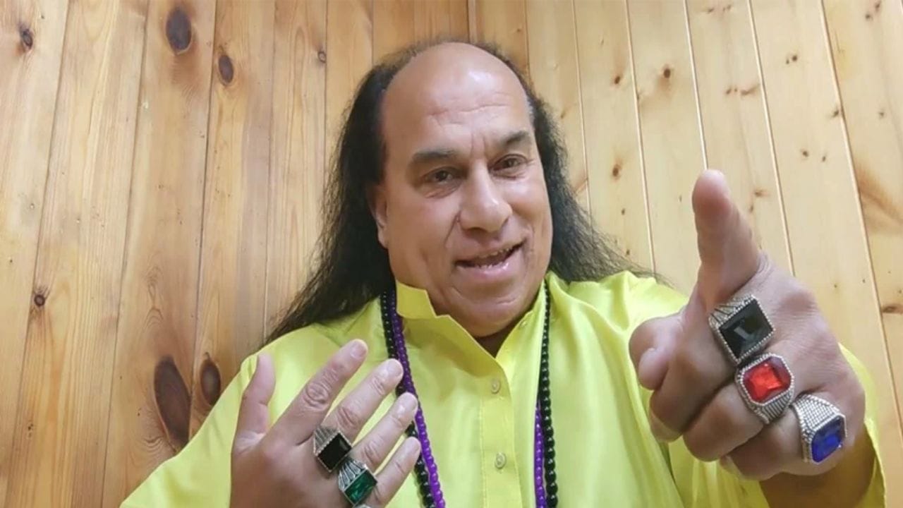 ચાહત ફતેહ અલી ખાને અત્યાર સુધી 'પ્યારા PSL', 'લોટા લોટા', 'ગોલ કટારા' અને 'તૂ ચોર ચોર ચોર' જેવા વિચિત્ર ગીતો  લખ્યા અને ગાયા છે જે સોશિયલ મીડિયામાં ખૂબ વાયરલ થયા છે. મનોરંજન માટે તેમને સ્ટેજ શો કરવા  આમંત્રિત કરવામાં આવે છે. તે લગ્ન અને પાર્ટીઓમાં પણ પોતાના ગીતો ગાય છે. એક રિપોર્ટ અનુસાર, ચાહત ફતેહ અલી ખાન એક ઈવેન્ટમાં 2 કલાક પરફોર્મ કરવા માટે 8 લાખ રૂપિયા ચાર્જ કરે છે. 