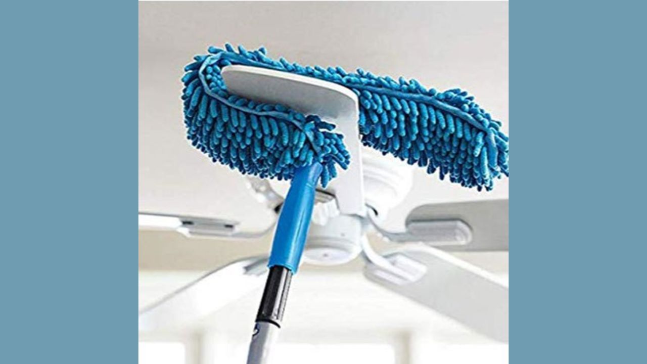 Fan Cleaning Tips : ઘણીવાર આપણે પંખાને સાફ કરવા માટે સ્ટૂલ અથવા સીડીનો ઉપયોગ કરવો પડે છે, જે ક્યારેક જોખમી હોય છે. પરંતુ જો તમે એવી પદ્ધતિ જાણો છો જે સલામત છે અને તમારા પંખાને સરળતાથી સાફ કરી શકે છે, તો તે ખૂબ સરસ રહેશે. આજે અમે તમને એવી ખાસ રીતો જણાવીશું જેના દ્વારા તમે સ્ટૂલ કે સીડી વગર તમારા પંખાને સાફ કરી શકો છો. આ પદ્ધતિ માત્ર સલામત નથી, પરંતુ તે તમારા સમયની પણ બચત કરશે અને પંખાને યોગ્ય રીતે સાફ કરશે. 
