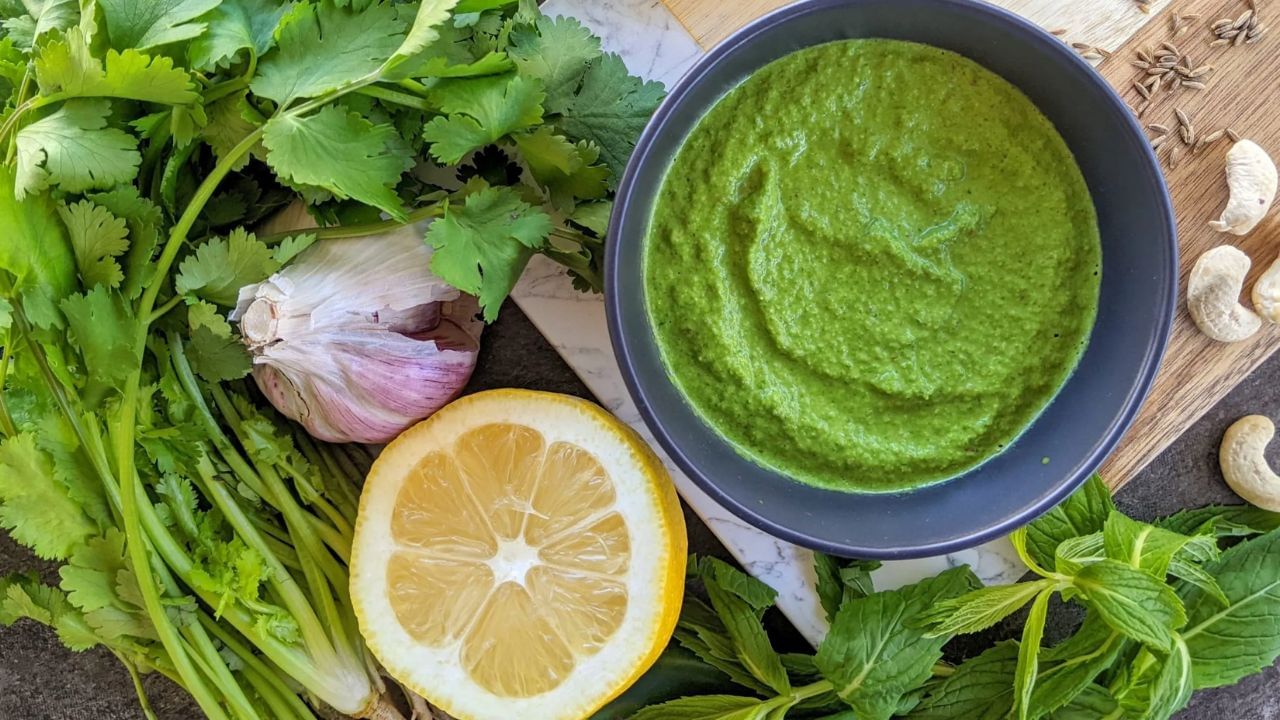 કોથમીર લસણની ચટણી : આ માટે લીલા ધાણાના પાનનો ઉપયોગ કરો, તેમાં તમાલપત્ર, મરચું, લસણ અને સ્વાદ મુજબ મીઠું નાખીને પીસી લો. આ ટેસ્ટી ચટણીને તમે પરાઠા, રોટલી અથવા તો સેન્ડવીચ સાથે ખાઈ શકો છો.