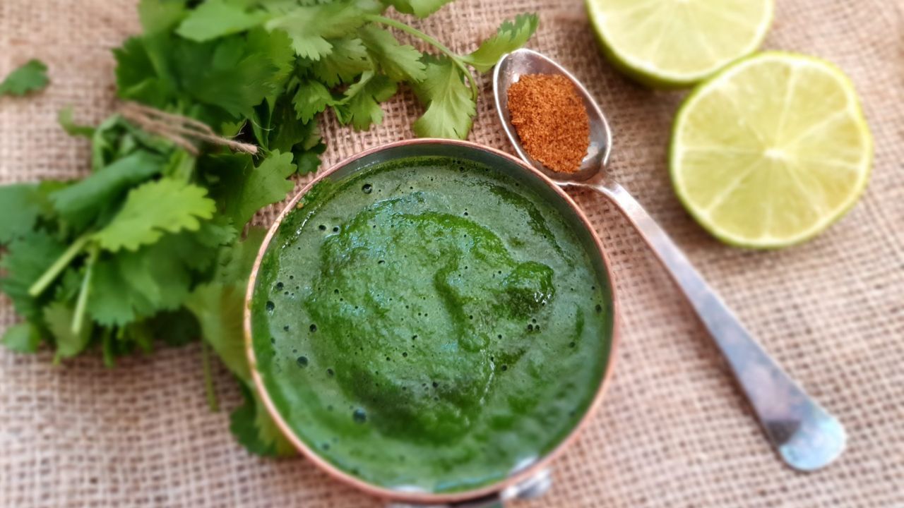 Coriander Mint Chutney : To make this chutney, clean coriander and mint leaves well, then add lemon juice, garlic and green chillies and grind them well. This way you can make tasty green chutney at home just like in the market.
