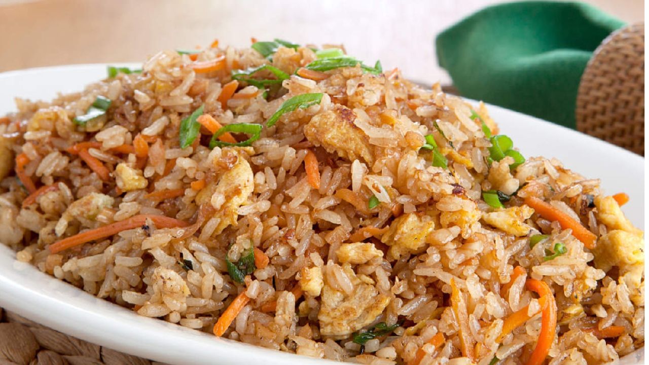 Make rice with green coriander and lemon: Instead of plain fried rice, you can prepare spicy fried rice using green coriander and lemon. For this you can prepare delicious and spicy fried rice in a short time by taking ghee in a pan, adding peas, tomatoes, green coriander, lemon juice and salt according to taste.
