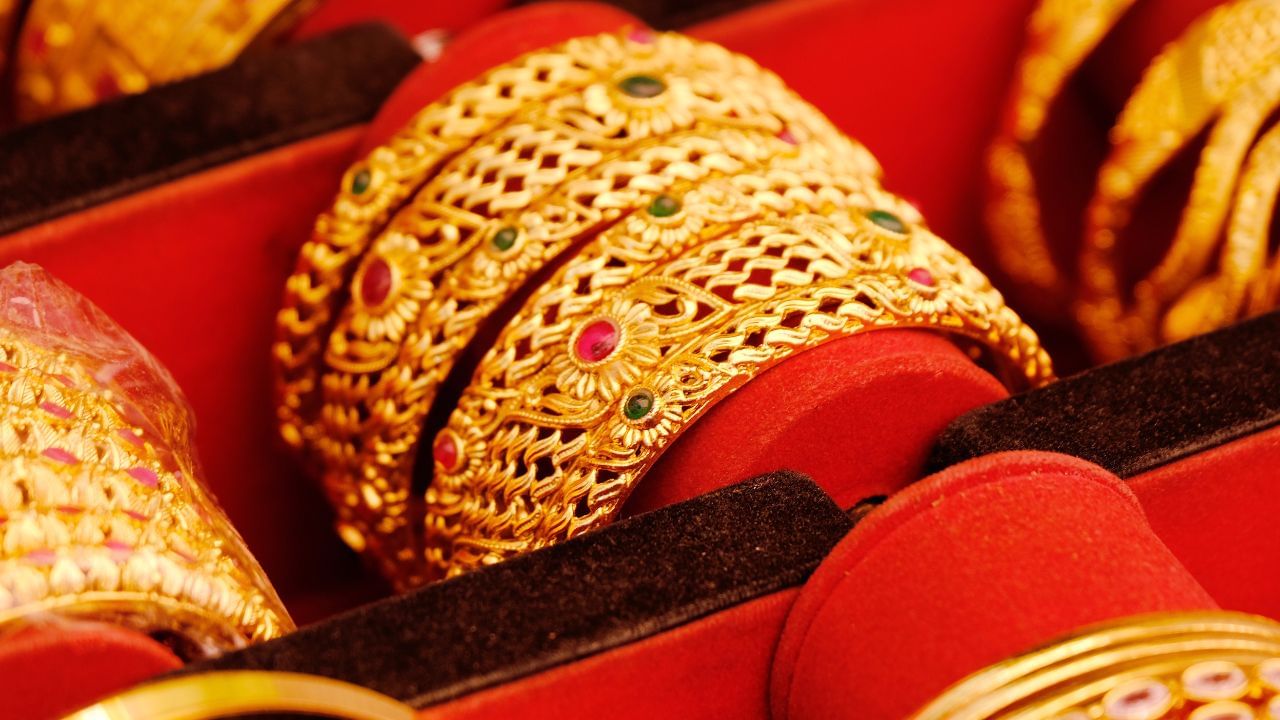 On MCX, gold for June 5 futures was Rs. 71,526 per 10 grams is trading. Its price has come down by Rs 51 per 10 grams. While on May 20, the price of gold was Rs 74,367 per 10 grams, which has fallen to Rs 71,526. In such a situation, gold has become cheaper by Rs 2,841 per 10 grams in four days.
