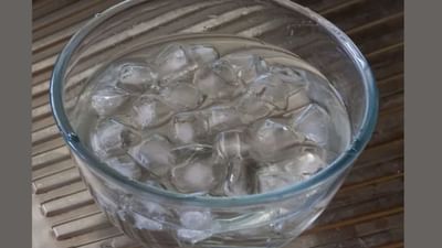 આપણે આપણી સ્કિન કેર રૂટીનમાં ઘણા પ્રકારના ઉત્પાદનોનો ઉપયોગ કરીએ છીએ. આ સાથે જ ઘણા ઘરેલું ઉપાયો પણ અપનાવીએ છીએ. જેમાંથી એક છે બરફ વાળા પાણીમાં ચહેરાને શોક કરવું. આ એક કોરિયન ટેકનિક કહેવામાં આવી રહી છે જે આજકાલ ખુબ જ વાયરલ થઈ છે. દીપિકા, કેટરિનાથી અને આલિયાથી લઈને મોટાભાગના લોકો પોતાના સ્કિન કેર રુટિનમાં આ ટ્રિકનો જરુર ઉપયોગ કરે છે. 