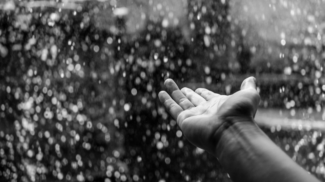 લા નીના: આમાં દરિયાનું પાણી ઝડપથી ઠંડુ થાય છે. તે વિશ્વભરના હવામાનને અસર કરે છે. આકાશ વાદળછાયું છે અને ભારે વરસાદ પડી રહ્યો છે.