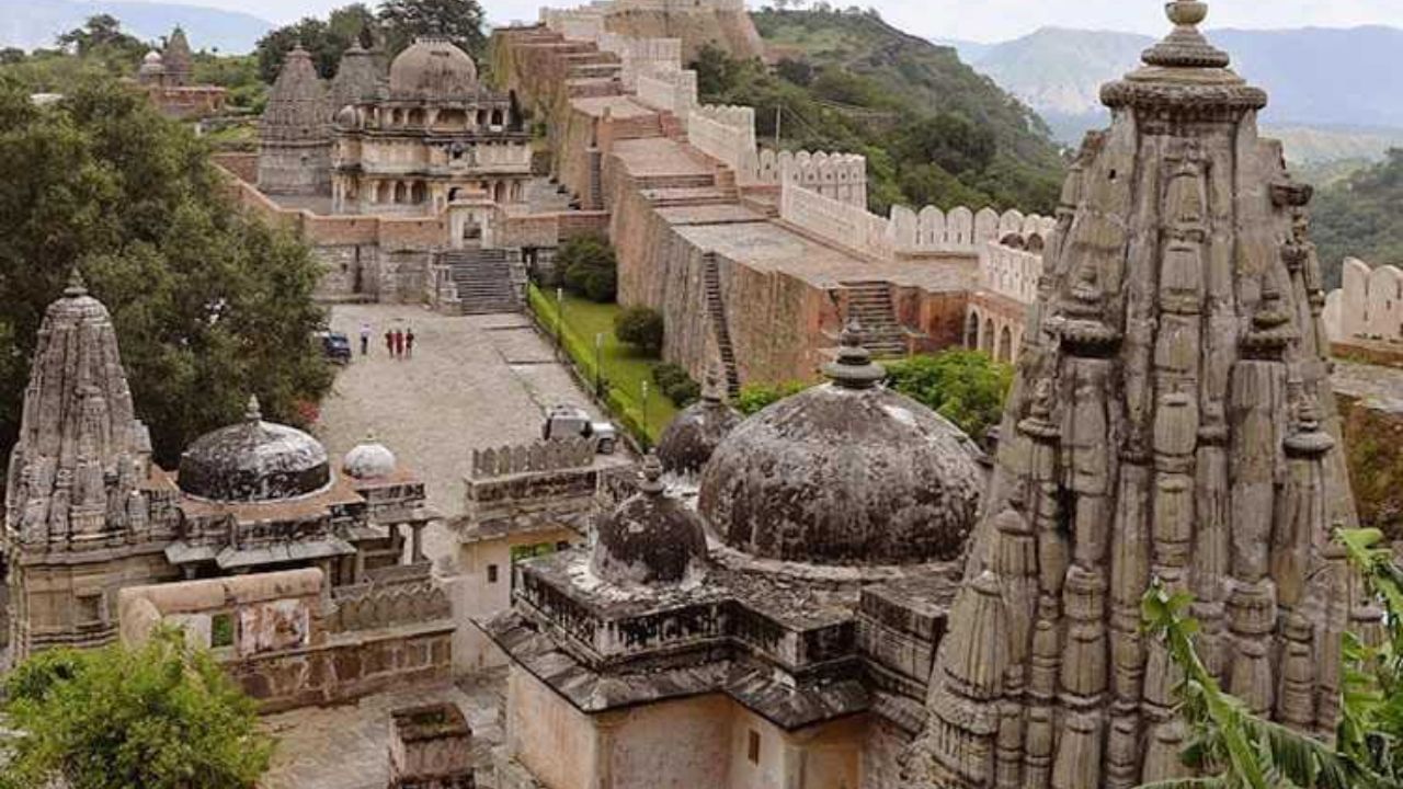 બાંદ્રાથી આ ટ્રેન 23:25 વાગ્યે ઉપડે છે. સુરત આ ટ્રેન 02:57 વાગ્યે પહોંચાડે છે. આ ટ્રેન વડોદરા 04:32 વાગ્યે પહોંચાડે છે.