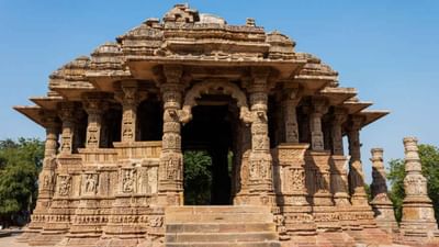 Modhera Sun Temple : મુંબઈ તરફથી અથવા તો સુરત તરફથી આવતી ટ્રેનો જે મહેસાણા જાય છે. તેમાં તમે મોઢેરા જઈ શકો છો. આ ટ્રેન સાઉથ ગુજરાતના જિલ્લાઓને કવર કરશે. 
 
