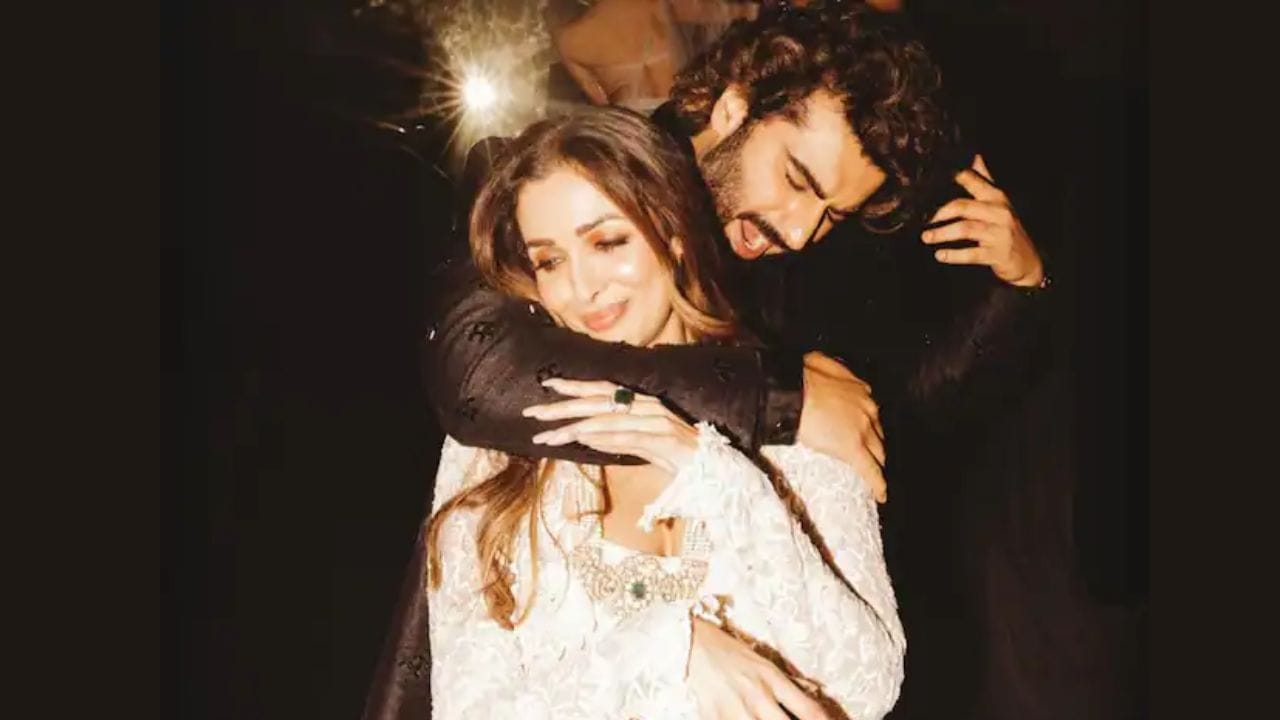 અહેવાલ મુજબ, આંતરિક સૂત્રએ જણાવ્યું હતું કે, "તેઓ વચ્ચે લાંબા, પ્રેમાળ, ફળદાયી સંબંધ હતા જે કમનસીબે હવે સમાપ્ત થઈ ગયો છે, તેનો અર્થ એ નથી કે તેમની વચ્ચે કોઈ મનમોટાવ છે. તેઓ એકબીજાનો ખૂબ આદર કરે છે અને એકબીજા માટે પિલર ઓફ સ્ટ્રેન્થ રહ્યા છે.